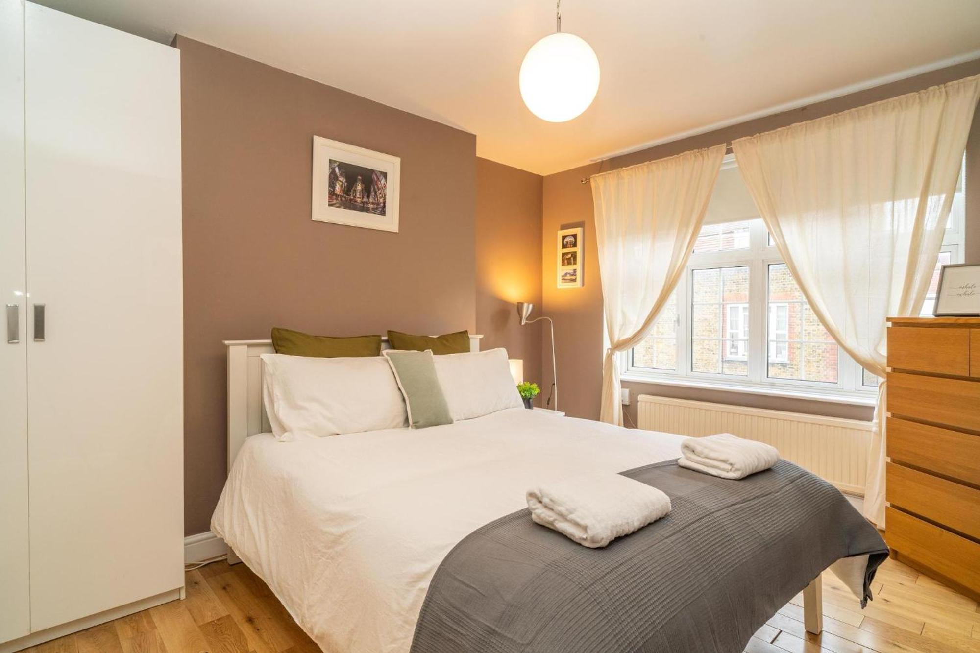 Location! 2 Bed/2bath - Pro Host Appartement Londen