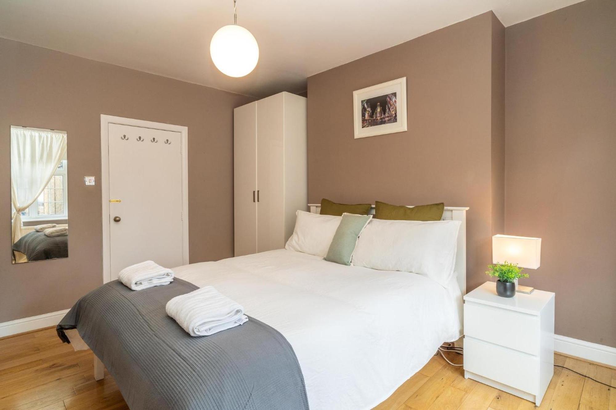 Location! 2 Bed/2bath - Pro Host * Londen