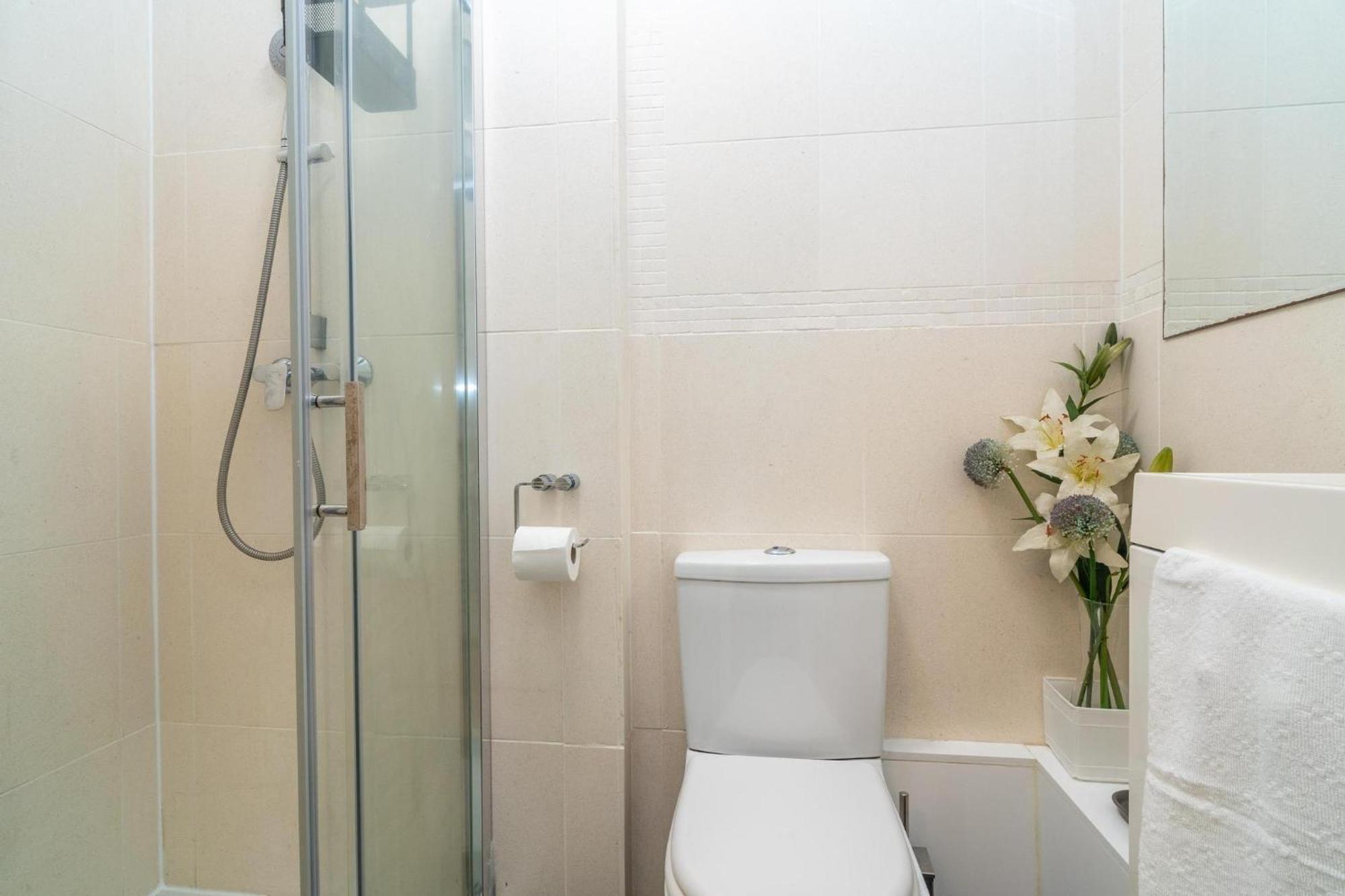 Location! 2 Bed/2bath - Pro Host Appartement Londen