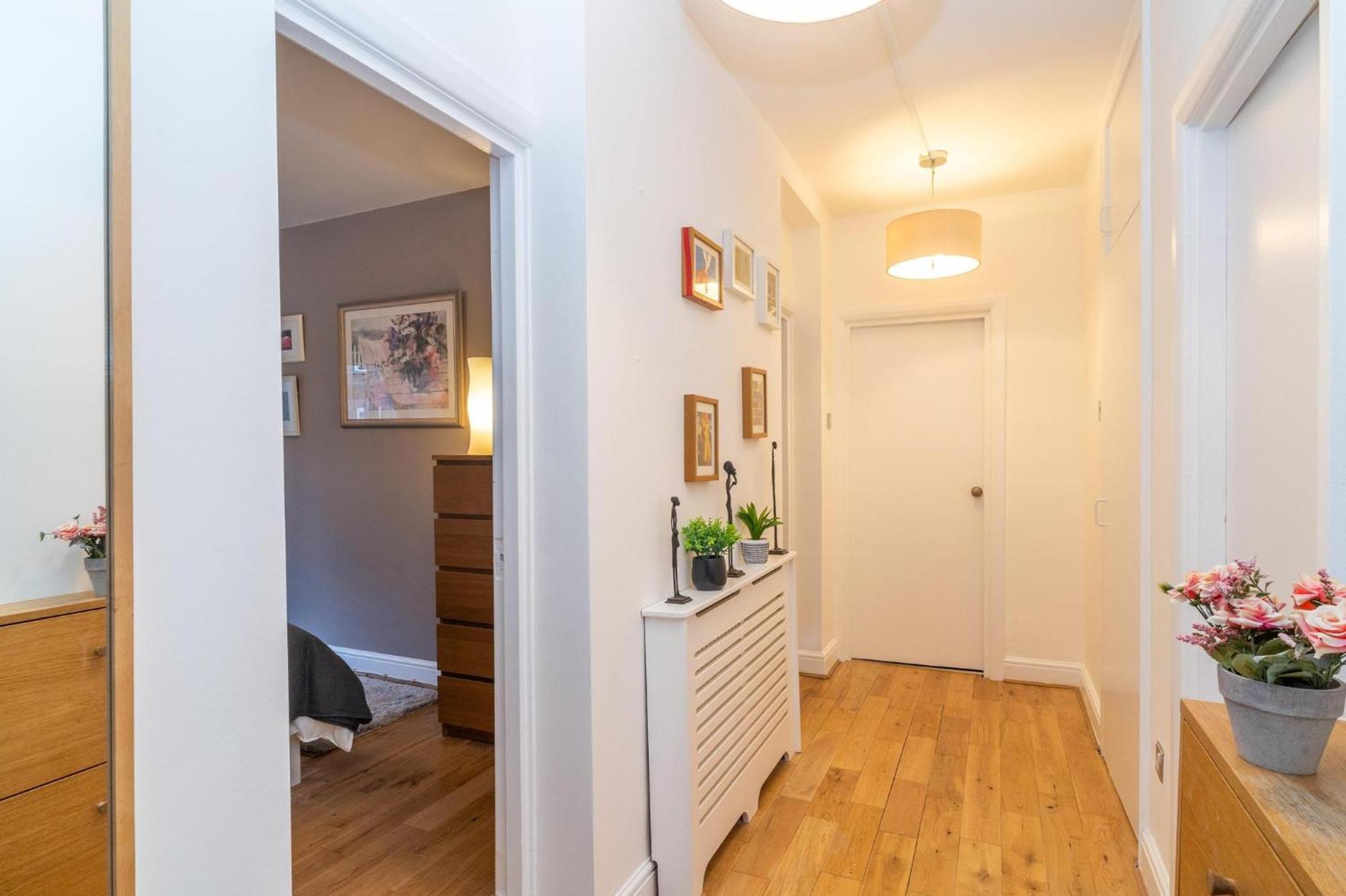 Location! 2 Bed/2bath - Pro Host Appartement Londen