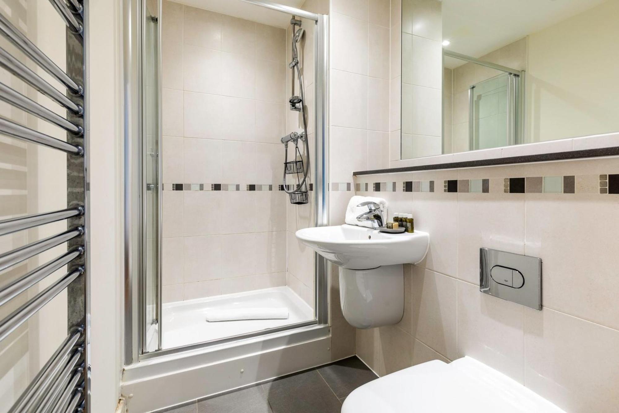 2-bed 2-bath In Old Street Appartement