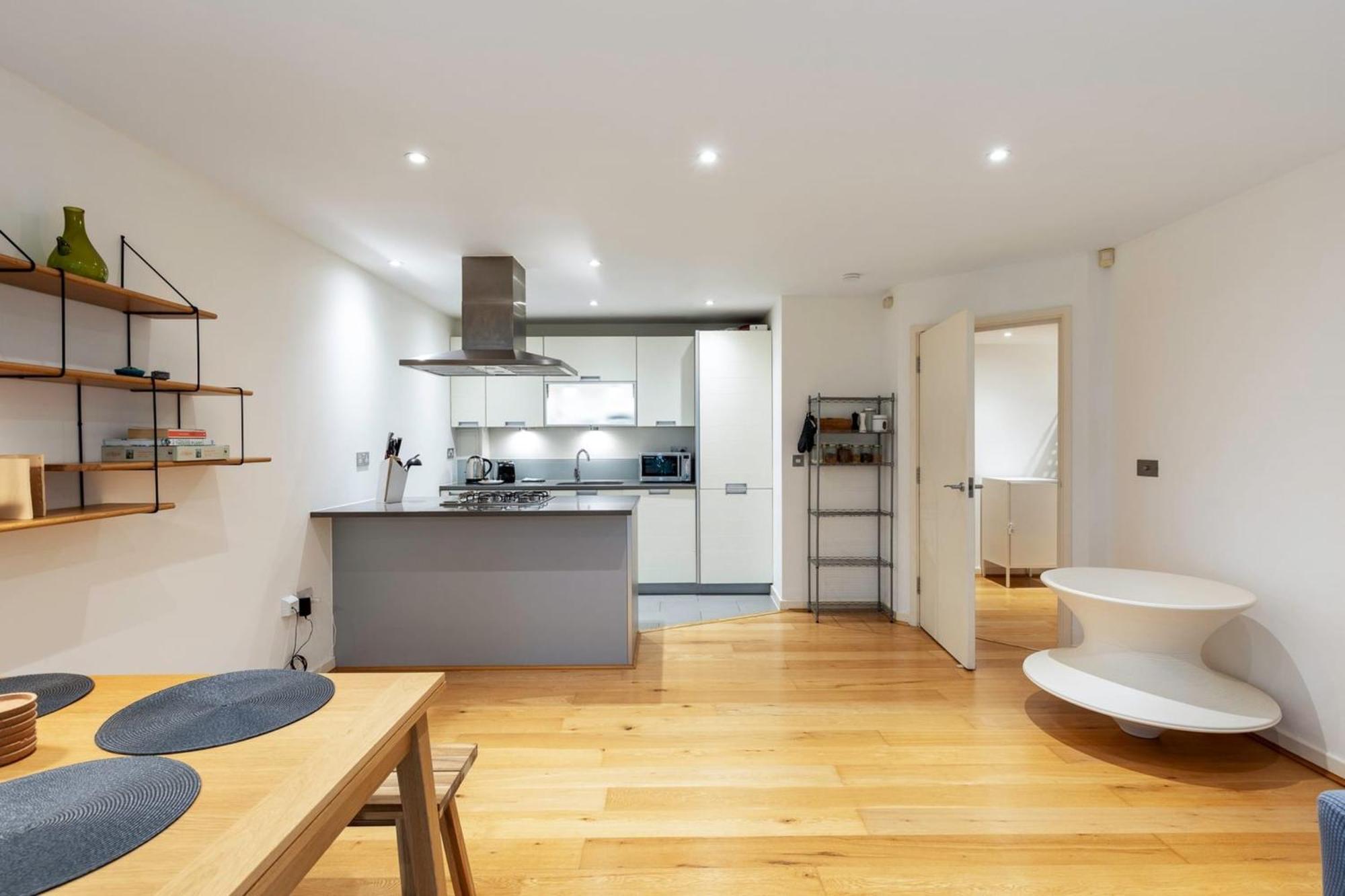 2-bed 2-bath In Old Street Appartement