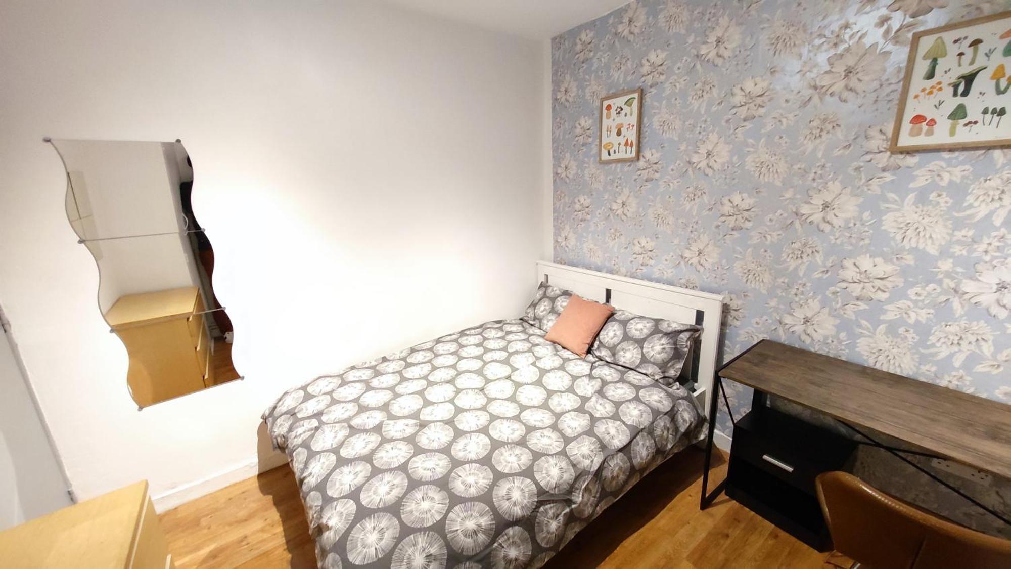 Spacious Flat With 2 To 3 Bedrooms In Leilighet