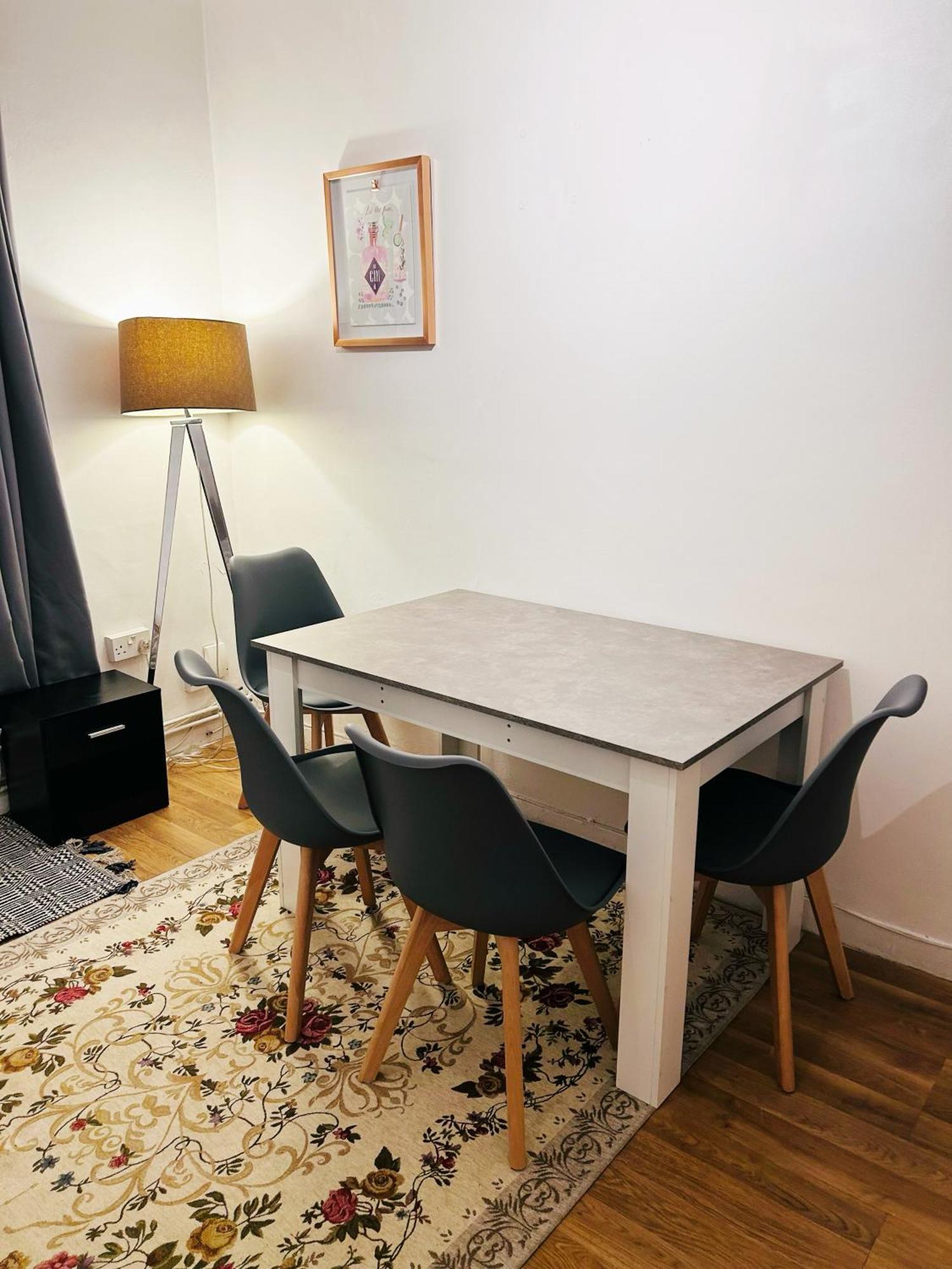 Spacious Flat With 2 To 3 Bedrooms In * London
