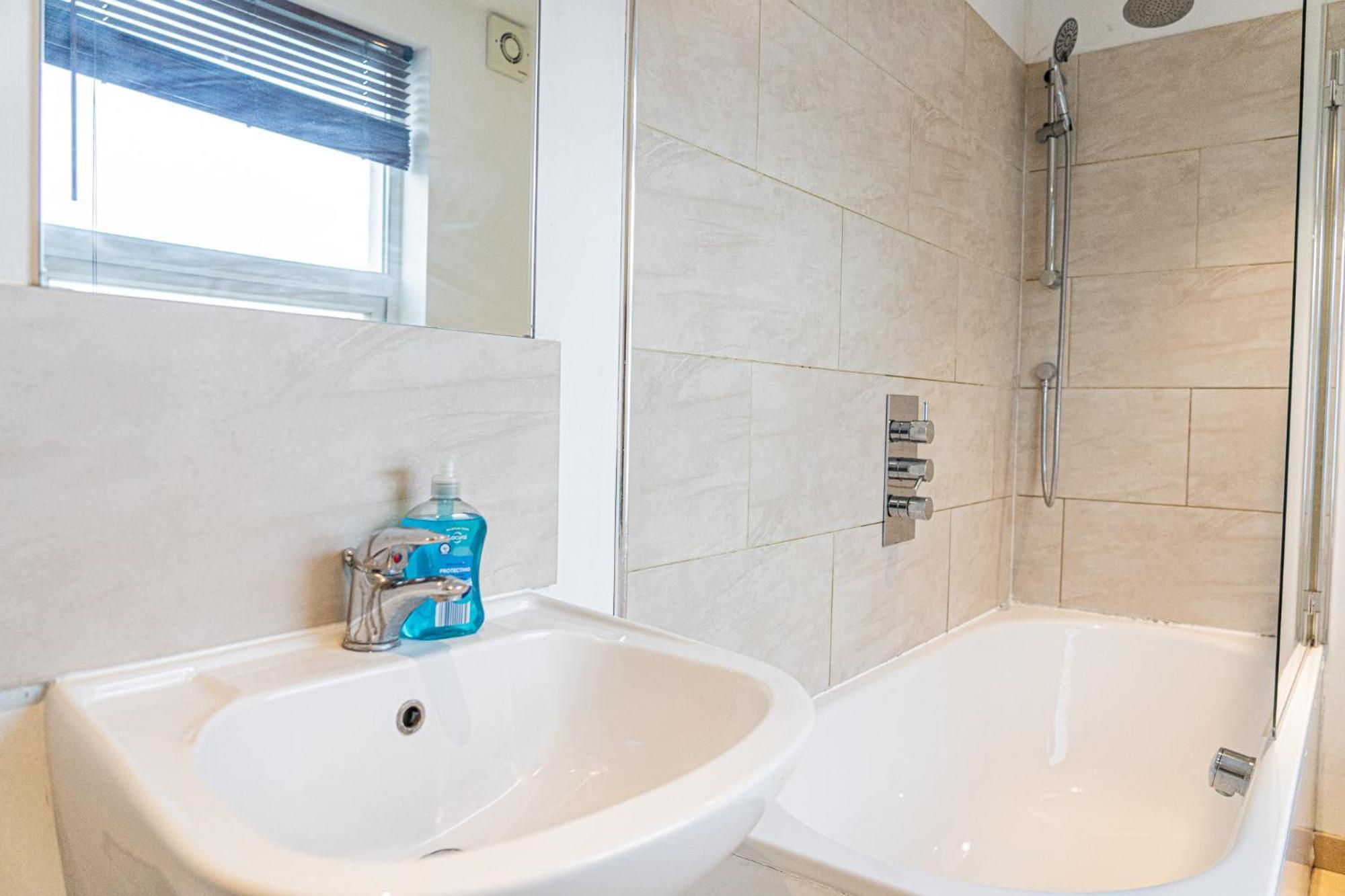 Spacious 2 Bedroom In Hackney Apartment London