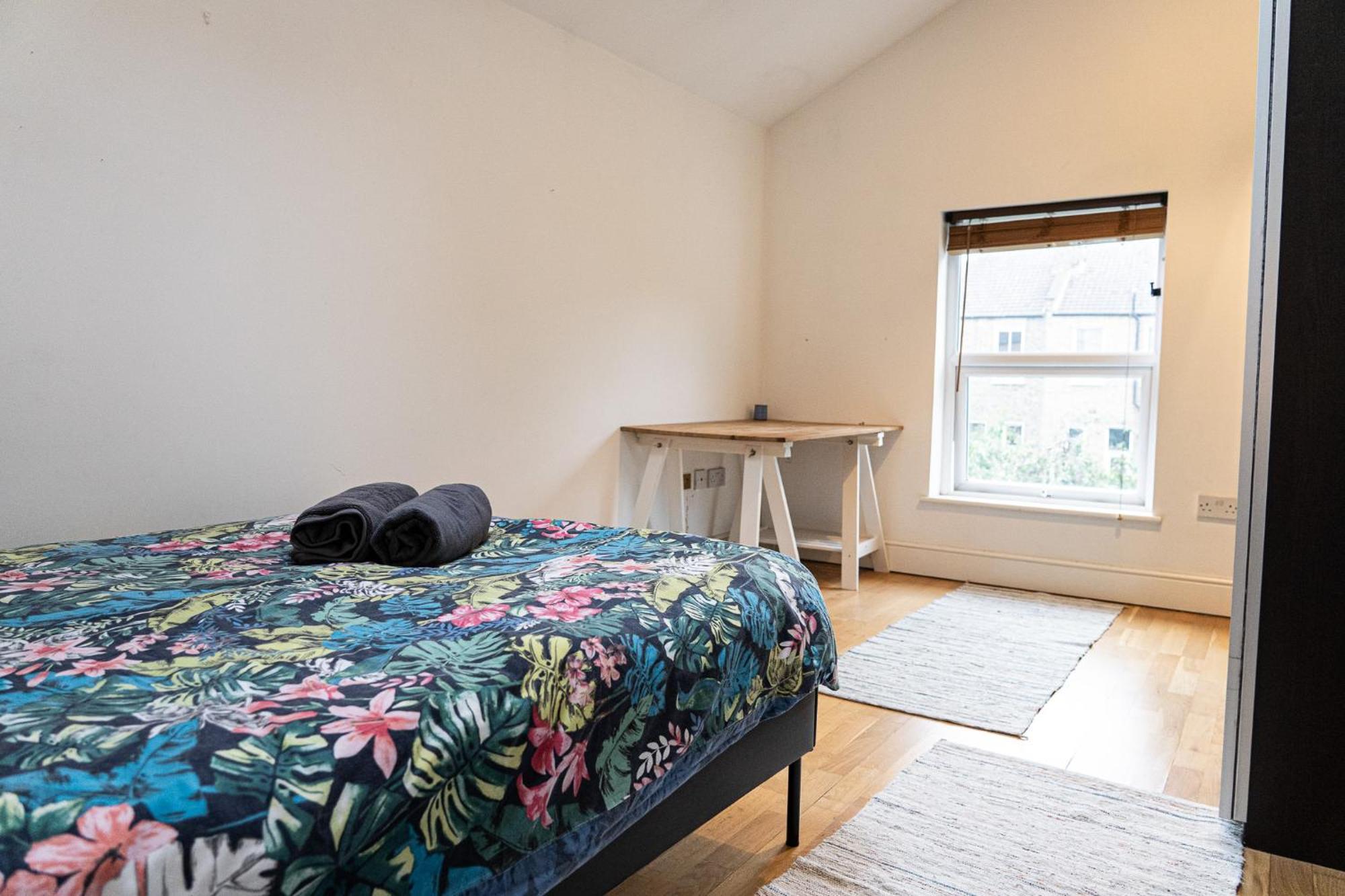 Spacious 2 Bedroom In Hackney Apartment *