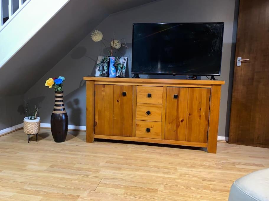 Entire 1 Bedroom House * London