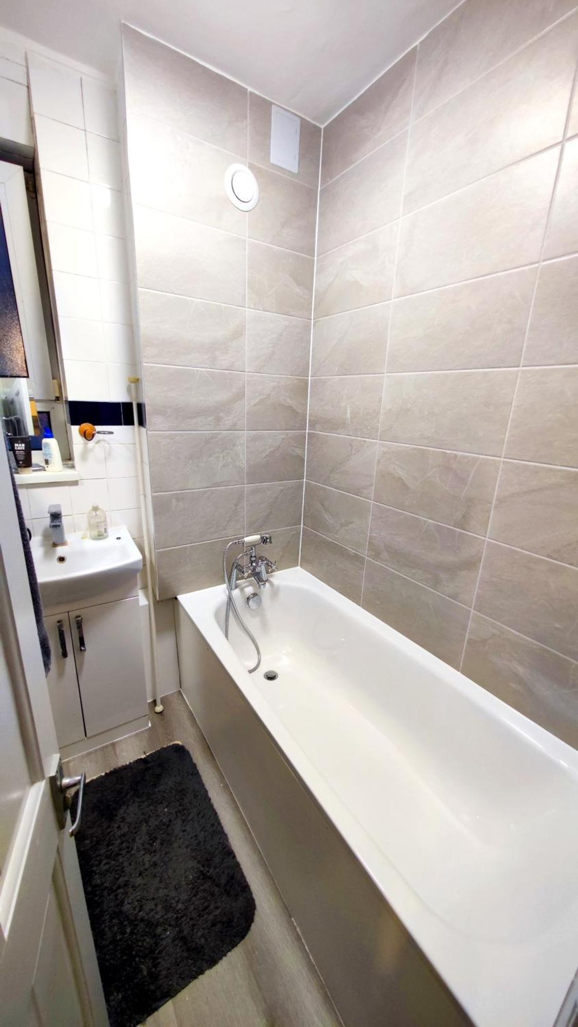 Spacious Flat With 2 To 3 Bedrooms In London