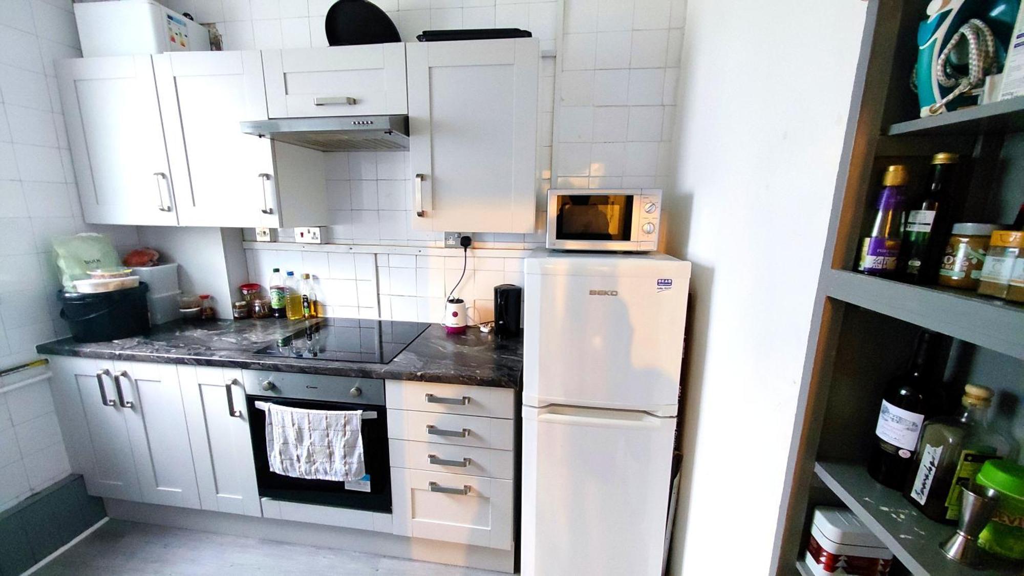 Spacious Flat With 2 To 3 Bedrooms In Apartment London
