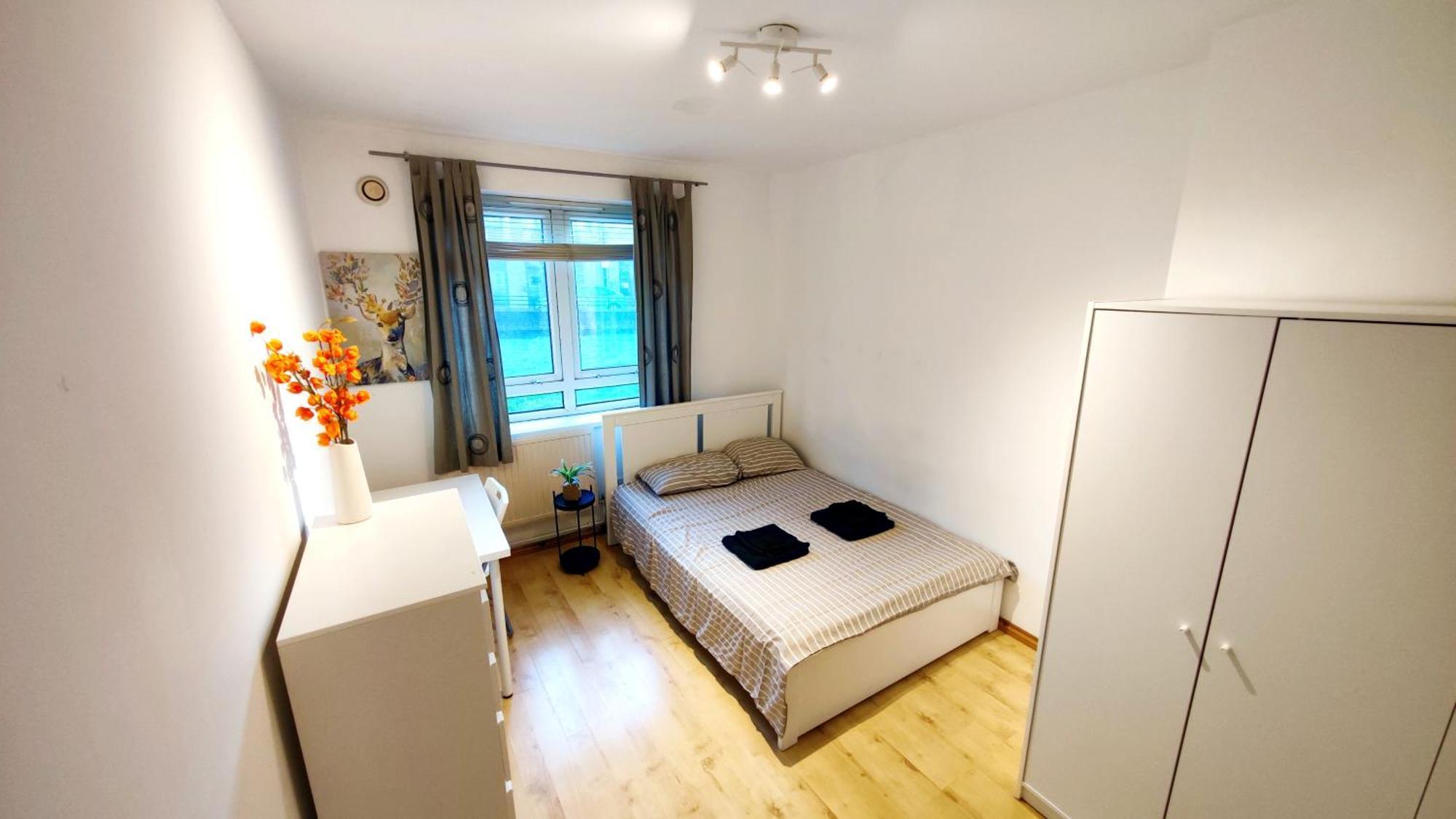 Spacious Flat With 2 To 3 Bedrooms In London