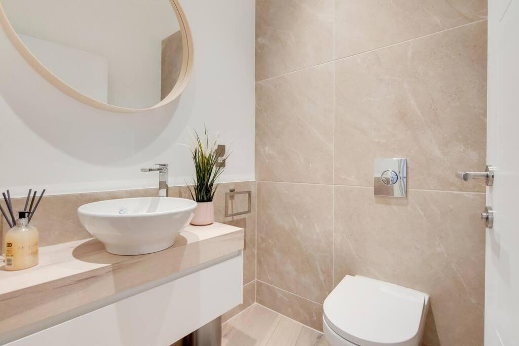 13 Borough - Contemporary 1-bed, 1-bath In Borough *