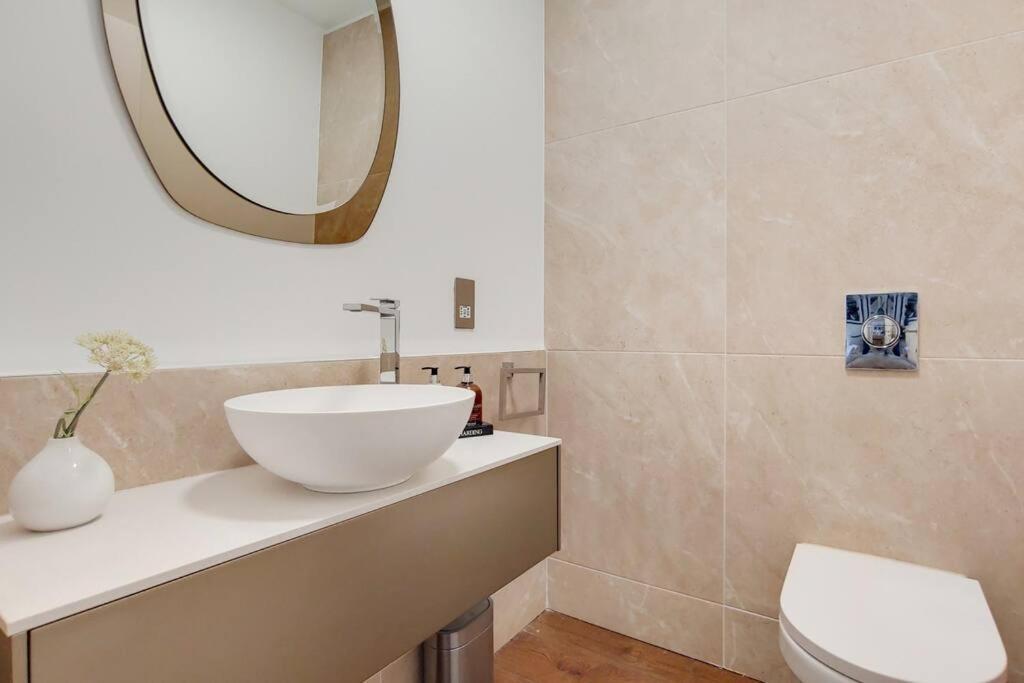 13 Borough - Contemporary 1-bed, 1-bath In Borough