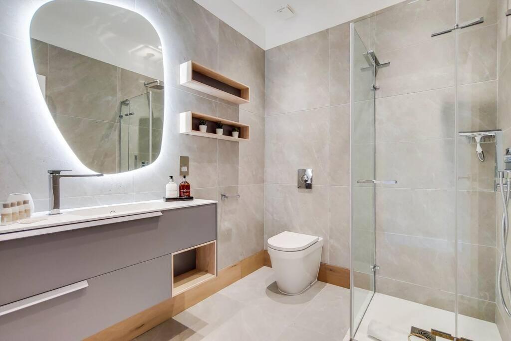 13 Borough - Contemporary 1-bed, 1-bath In Borough Apartment