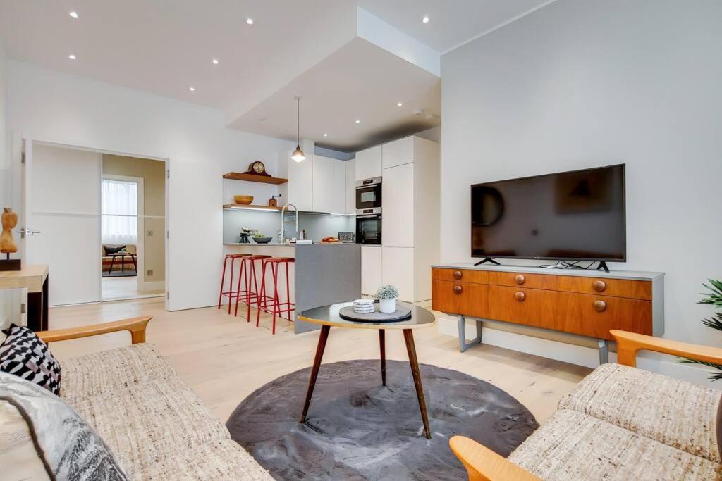Apartment 13 Borough - Contemporary 1-bed, 1-bath In Borough