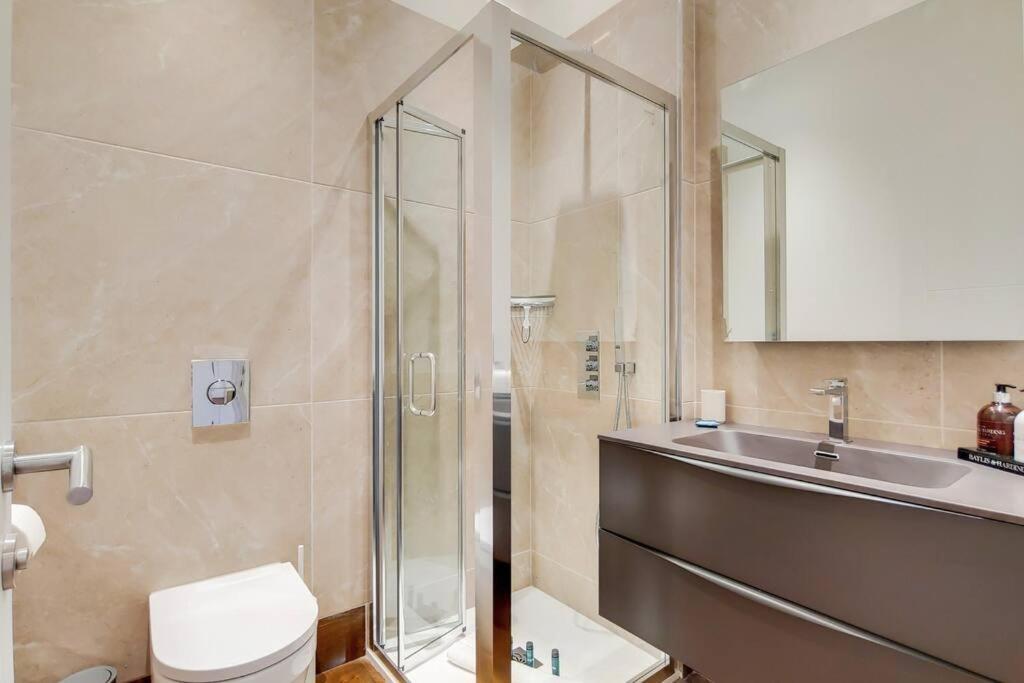 8 Borough - Modern & Elegant 2-bed, 2-bath Lejlighed *