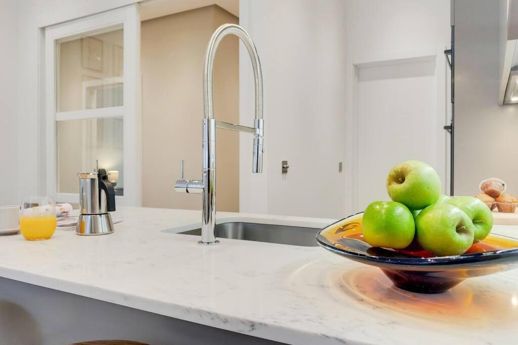 8 Borough - Modern & Elegant 2-bed, 2-bath Appartamento *