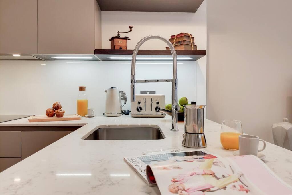 Lejlighed 8 Borough - Modern & Elegant 2-bed, 2-bath *