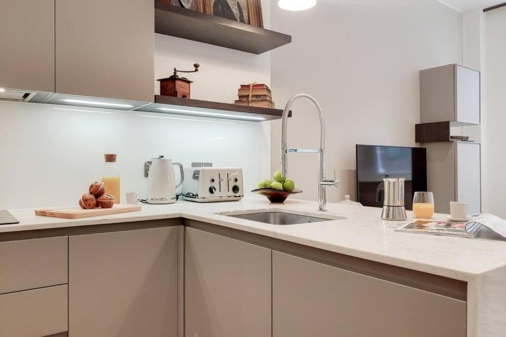 8 Borough - Modern & Elegant 2-bed, 2-bath * Londra