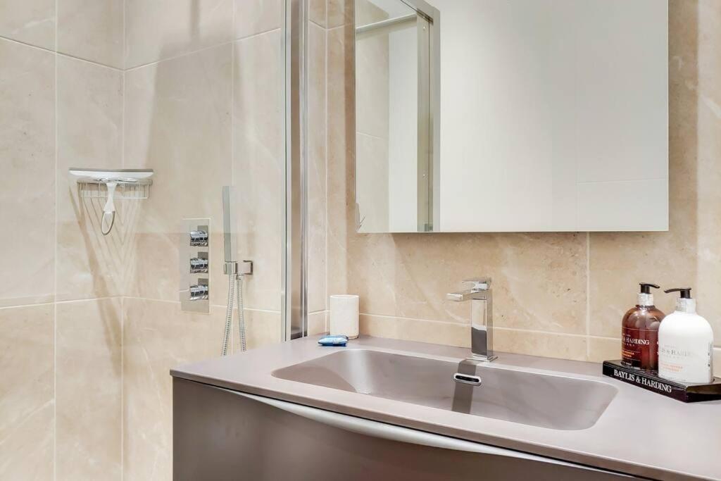 8 Borough - Modern & Elegant 2-bed, 2-bath Lejlighed *
