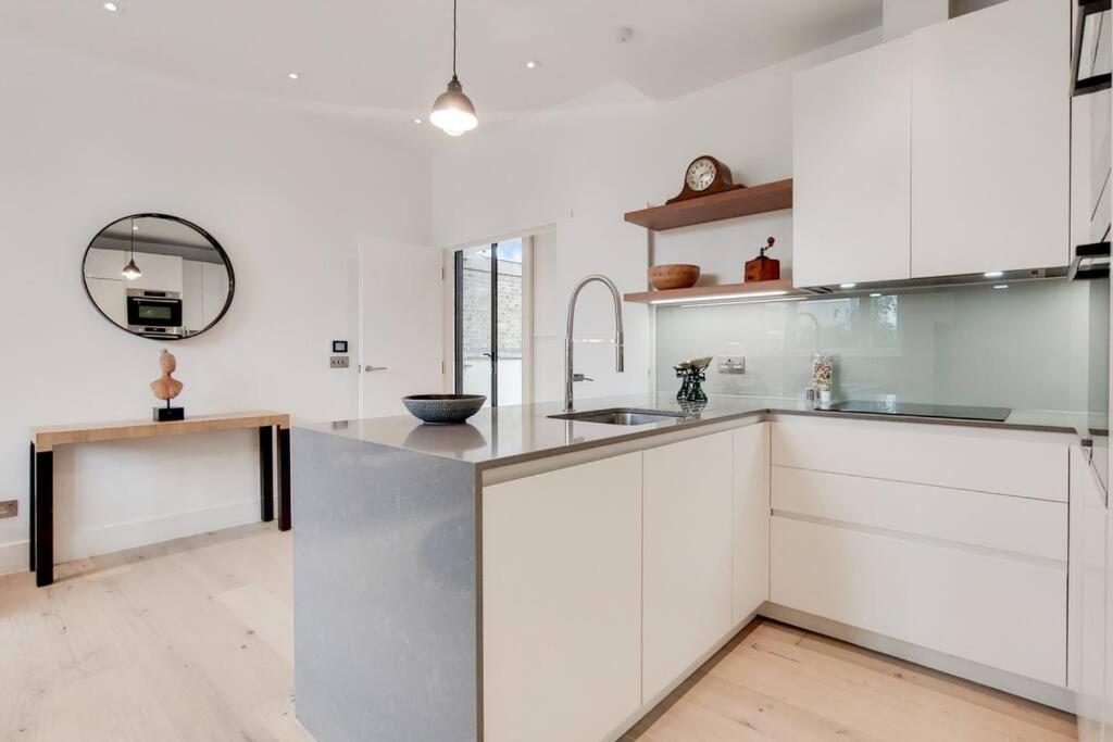 Apartment 13 Borough - Contemporary 1-bed, 1-bath In Borough London