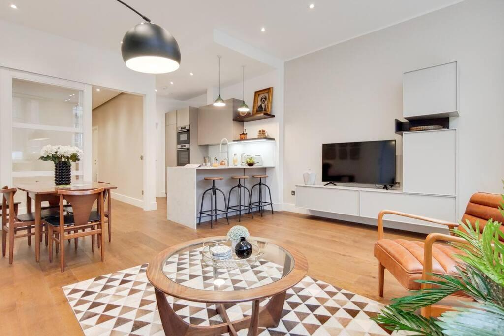 Lejlighed 8 Borough - Modern & Elegant 2-bed, 2-bath *
