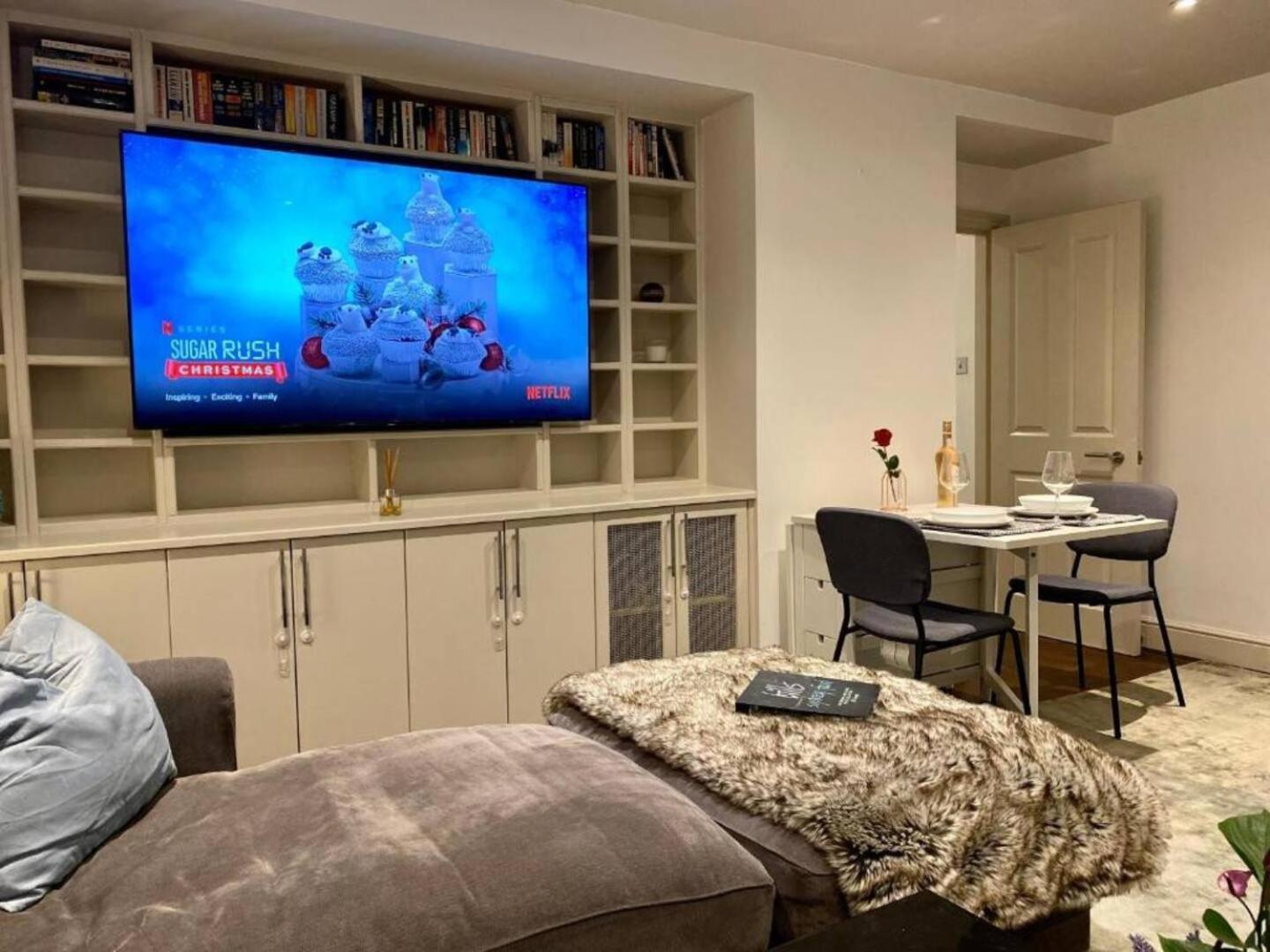 Niru Experience Hidden Gem In Chelsea 2bd 2ba Leilighet London