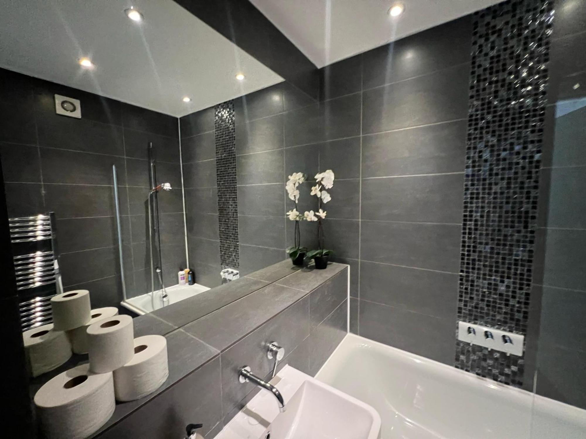 Sleek 3-bedroom Flat With Lift & Wi-fi In Southwark, Borough Near The Shard London