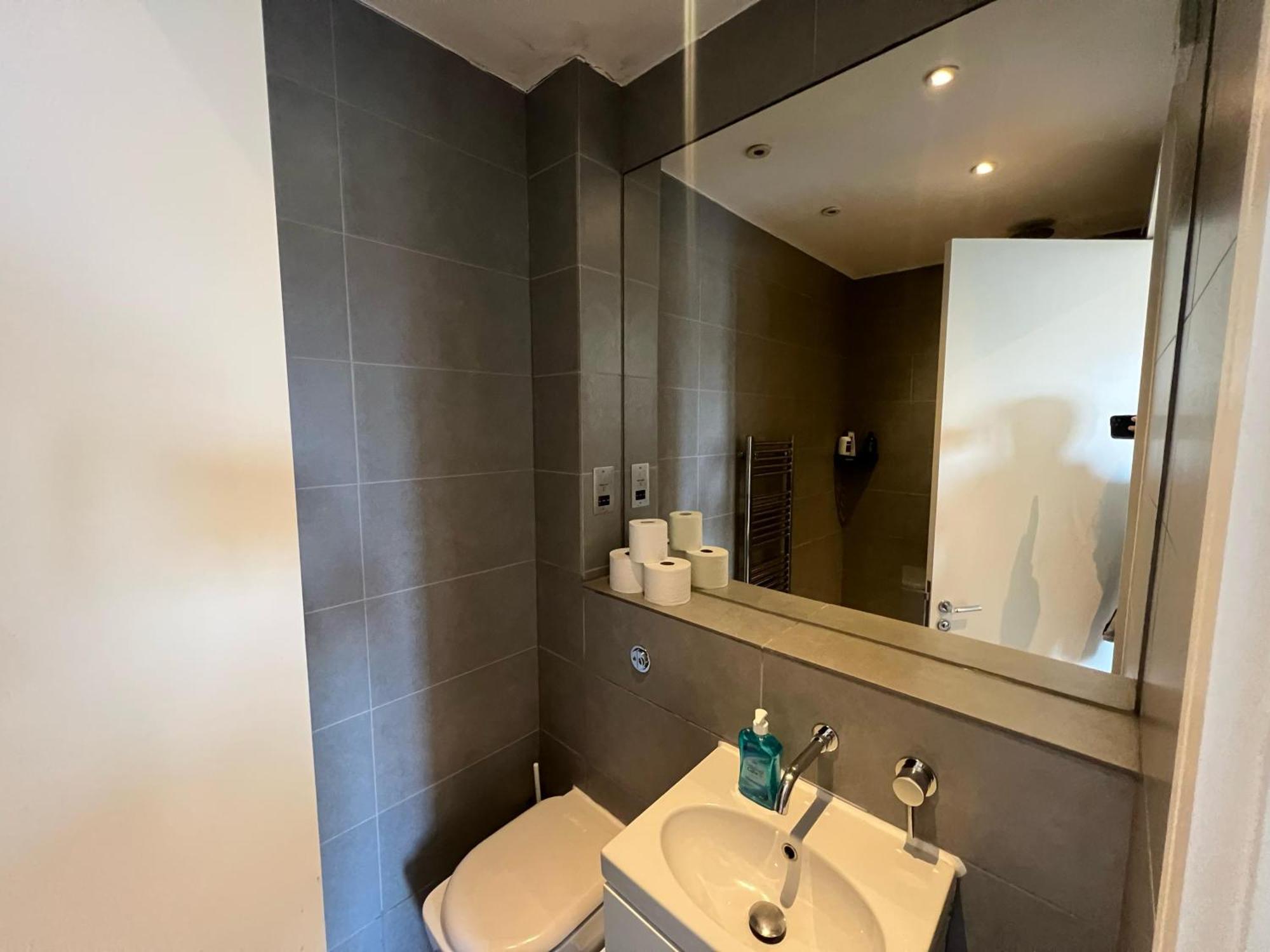 Apartment Sleek 3-bedroom Flat With Lift & Wi-fi In Southwark, Borough Near The Shard London