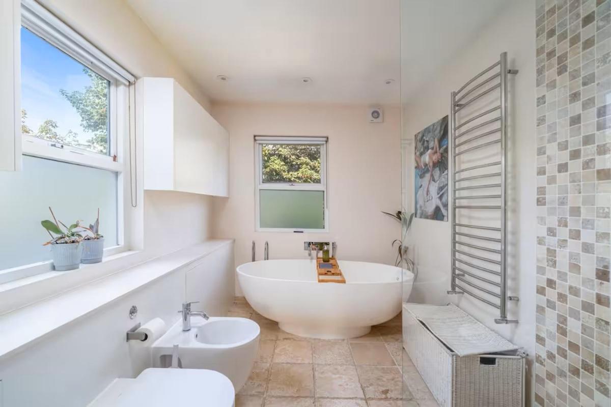 Charming In Shepherds Bush *