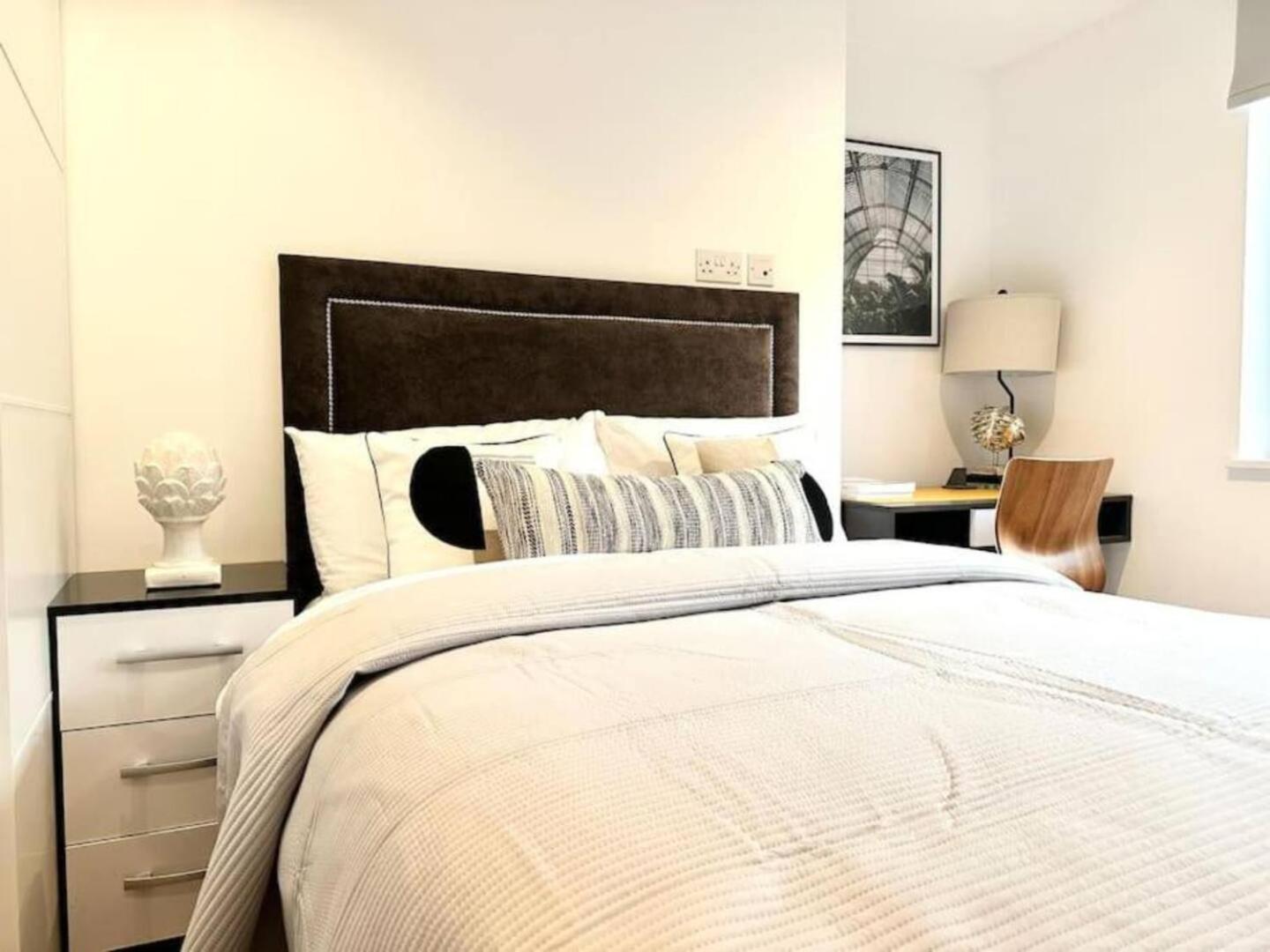 Luxury Two Bed On Baker St Apartment London