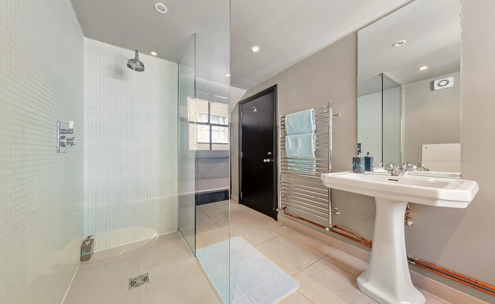 Townhouse With Rooftop By Hyde Park Appartamento