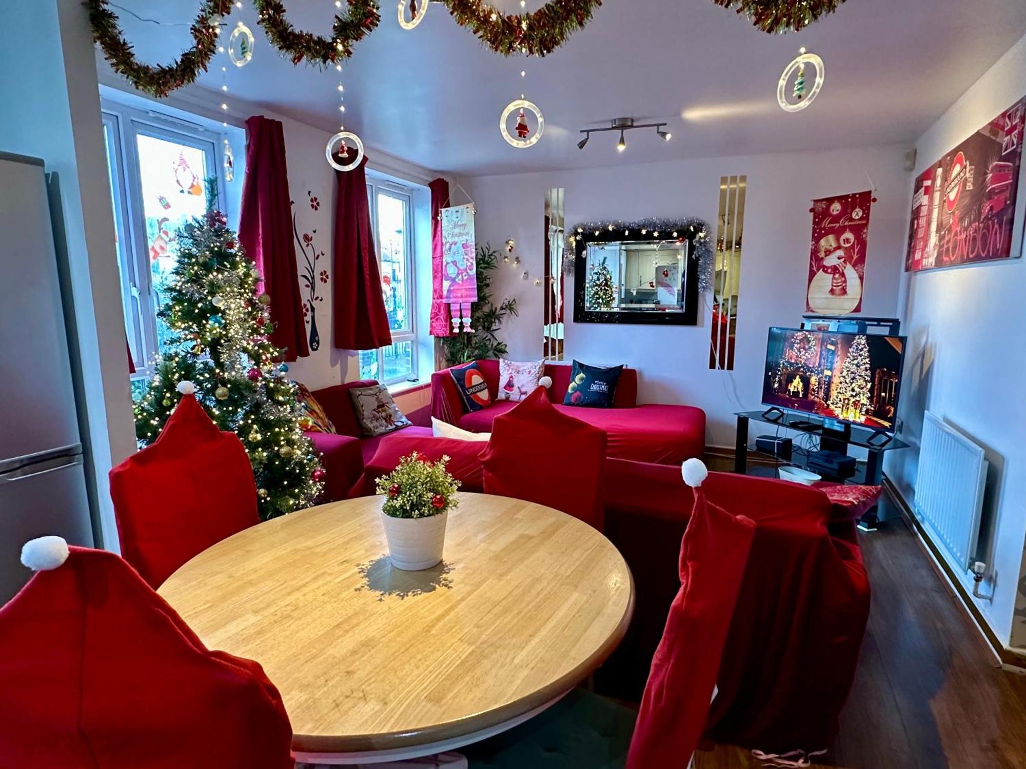 Lägenhet 2 Bed 2 Bath - Free Parking - 3min Walk To The Train Station - 19min To Liverpool Street 5min To Victoria Line 1gb Broadband Super Fast Internet Ground Floor 100s Of Shops Restaurants Bakeries 24-hour Asda Superst *
