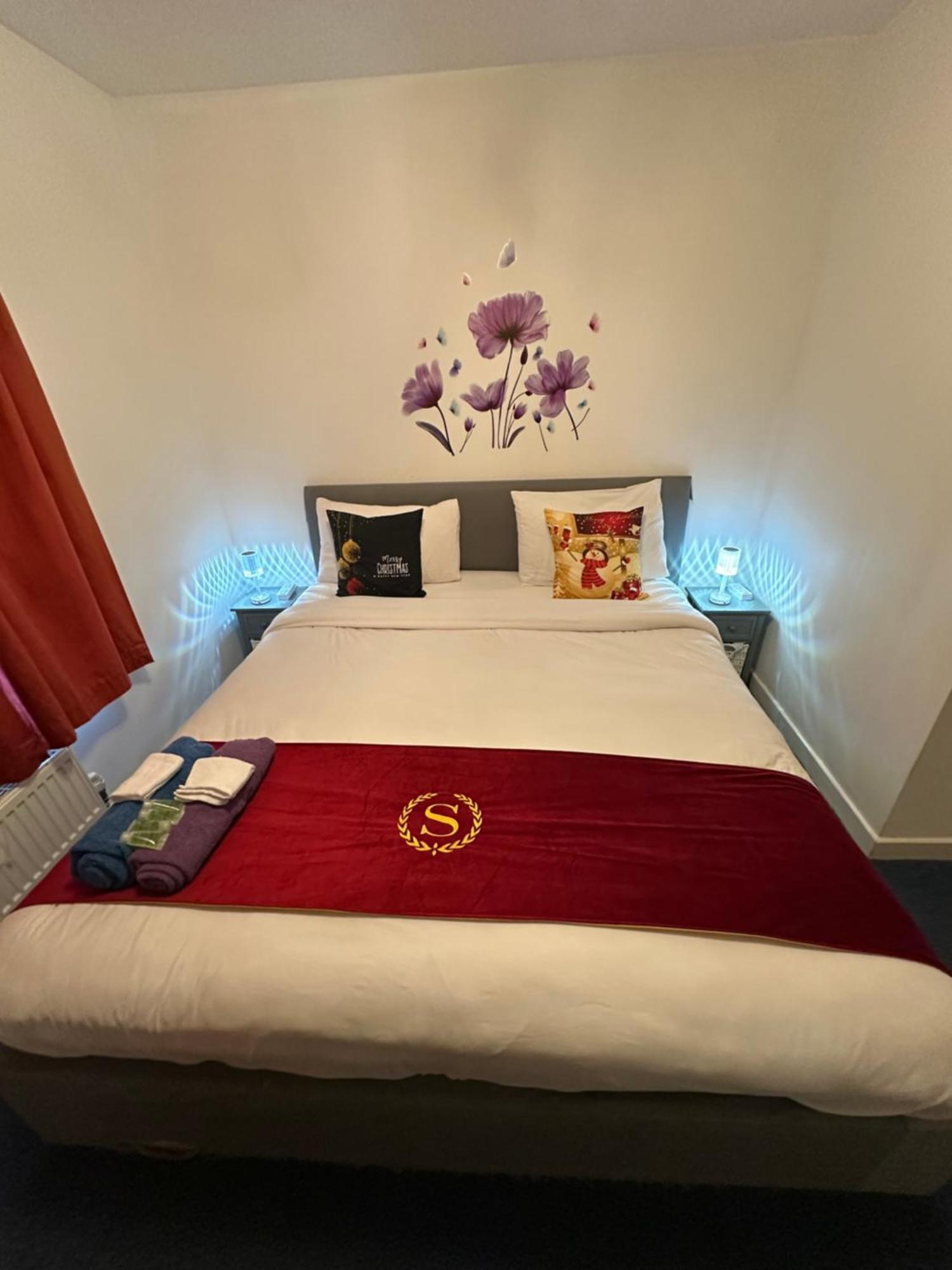 Lägenhet 2 Bed 2 Bath - Free Parking - 3min Walk To The Train Station - 19min To Liverpool Street 5min To Victoria Line 1gb Broadband Super Fast Internet Ground Floor 100s Of Shops Restaurants Bakeries 24-hour Asda Superst London