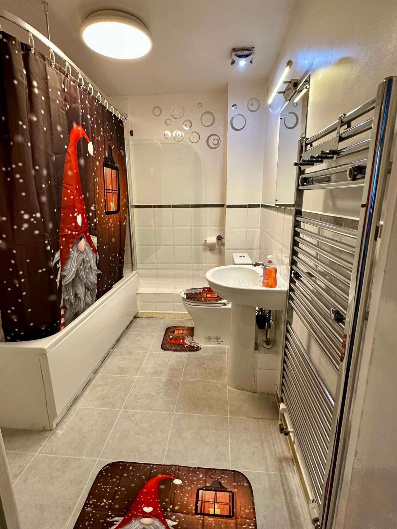 2 Bed 2 Bath - Free Parking - 3min Walk To The Train Station - 19min To Liverpool Street 5min To Victoria Line 1gb Broadband Super Fast Internet Ground Floor 100s Of Shops Restaurants Bakeries 24-hour Asda Superst London