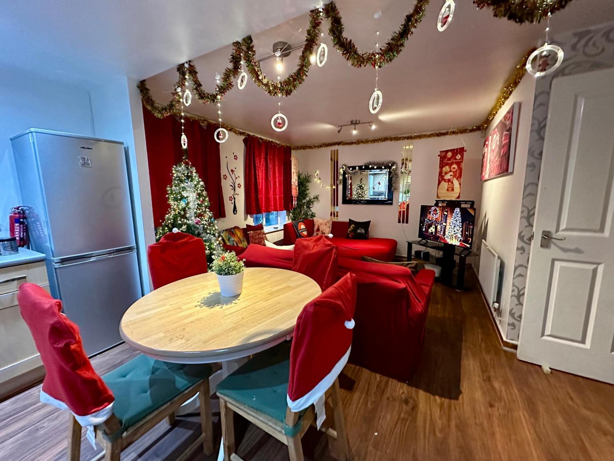 Lägenhet 2 Bed 2 Bath - Free Parking - 3min Walk To The Train Station - 19min To Liverpool Street 5min To Victoria Line 1gb Broadband Super Fast Internet Ground Floor 100s Of Shops Restaurants Bakeries 24-hour Asda Superst