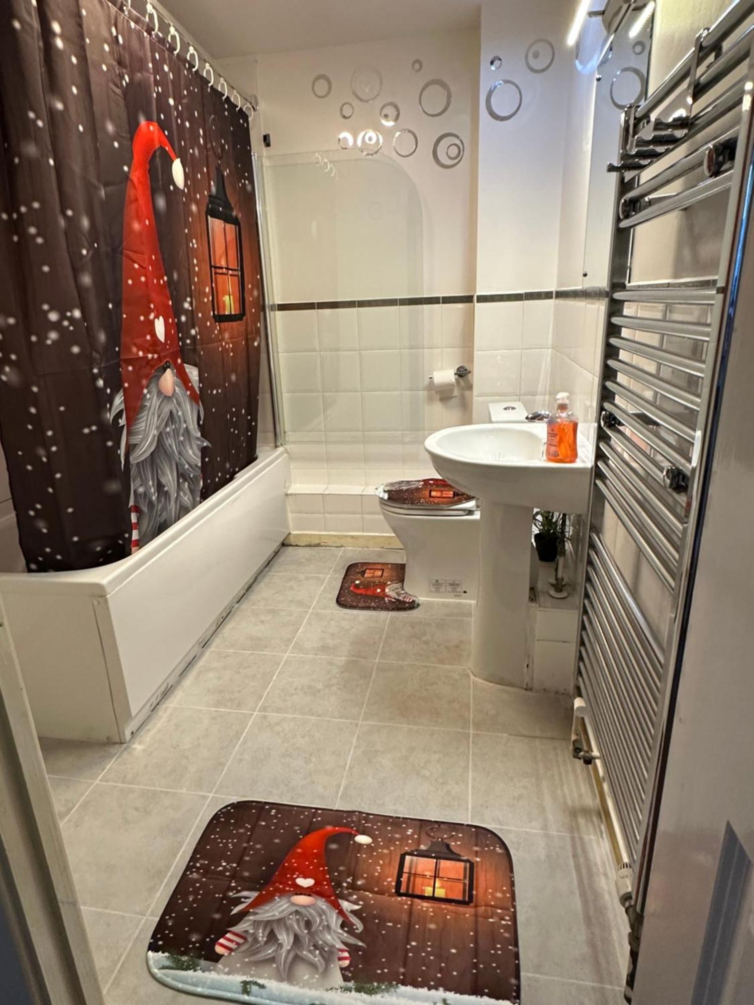 2 Bed 2 Bath - Free Parking - 3min Walk To The Train Station - 19min To Liverpool Street 5min To Victoria Line 1gb Broadband Super Fast Internet Ground Floor 100s Of Shops Restaurants Bakeries 24-hour Asda Superst Lägenhet *
