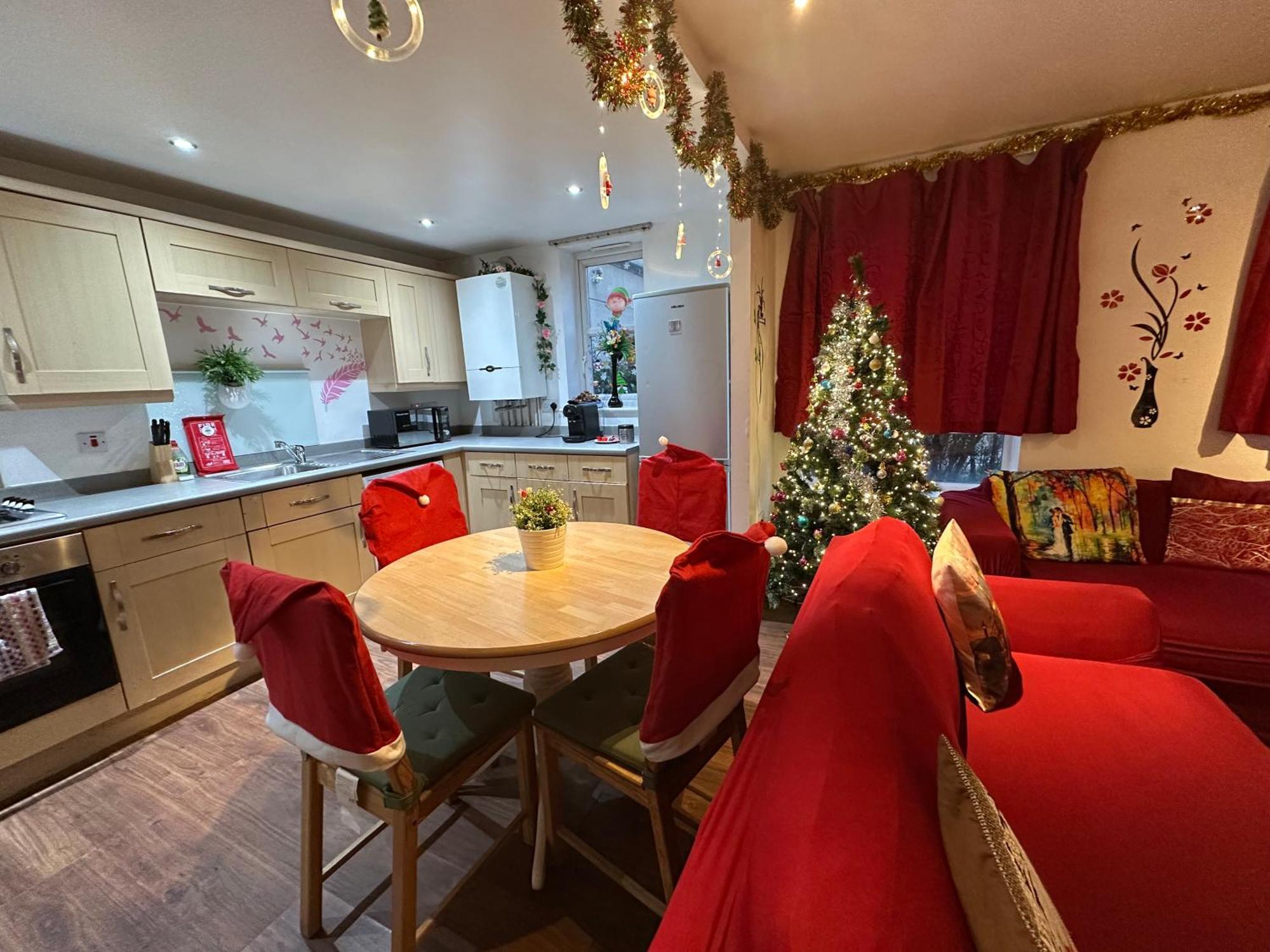 2 Bed 2 Bath - Free Parking - 3min Walk To The Train Station - 19min To Liverpool Street 5min To Victoria Line 1gb Broadband Super Fast Internet Ground Floor 100s Of Shops Restaurants Bakeries 24-hour Asda Superst Lägenhet London
