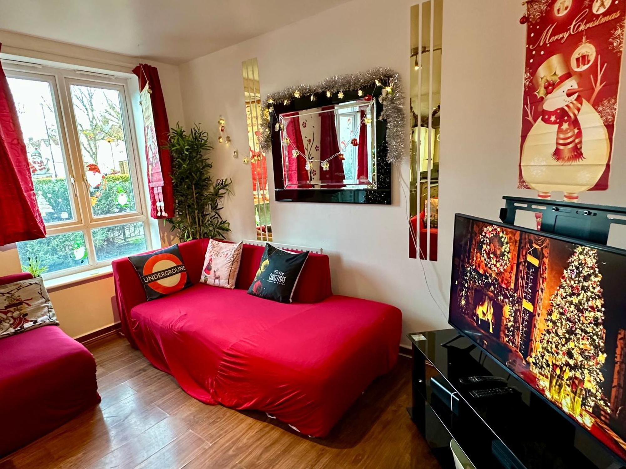 2 Bed 2 Bath - Free Parking - 3min Walk To The Train Station - 19min To Liverpool Street 5min To Victoria Line 1gb Broadband Super Fast Internet Ground Floor 100s Of Shops Restaurants Bakeries 24-hour Asda Superst * London