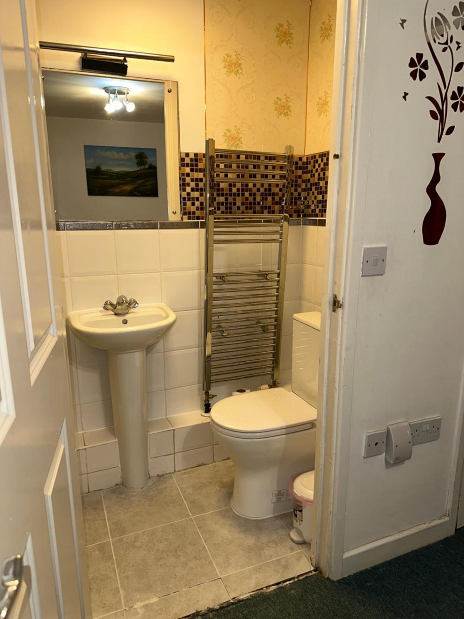 Lägenhet 2 Bed 2 Bath - Free Parking - 3min Walk To The Train Station - 19min To Liverpool Street 5min To Victoria Line 1gb Broadband Super Fast Internet Ground Floor 100s Of Shops Restaurants Bakeries 24-hour Asda Superst *