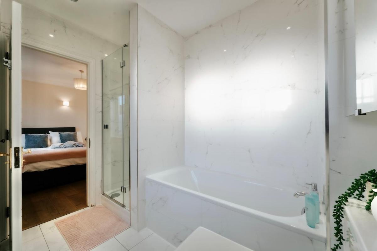 Fantastic 2bdr Free Car Parking Apartment *