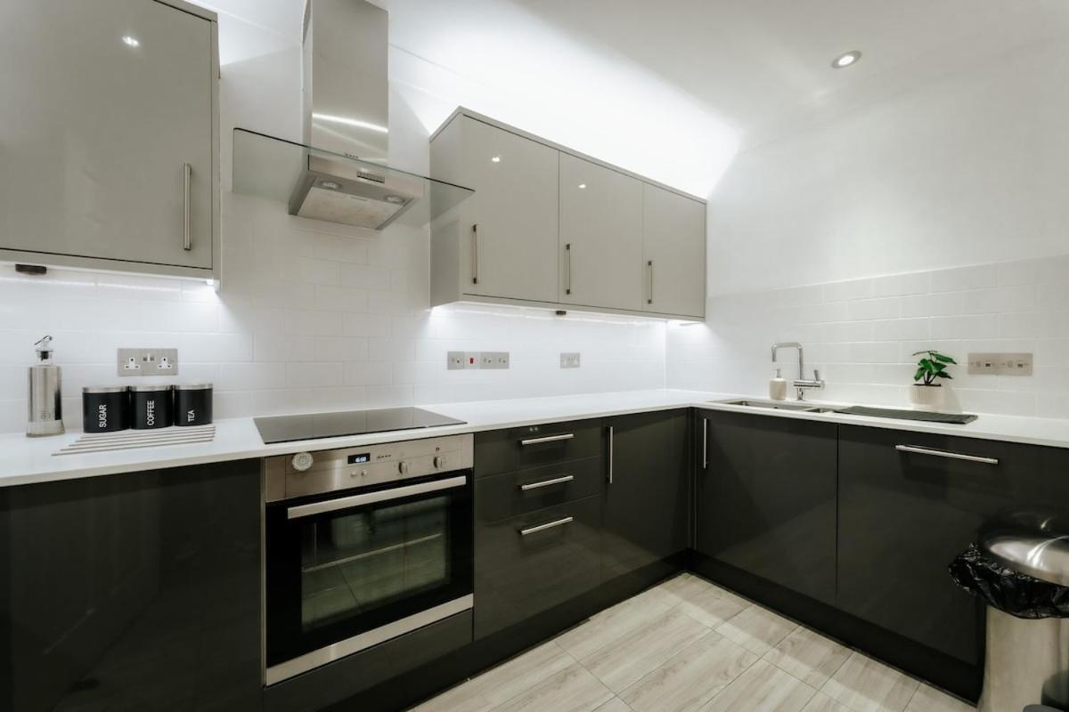 Fantastic 2bdr Free Car Parking Apartment *