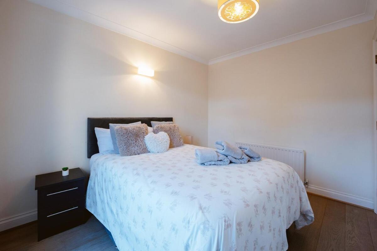 Fantastic 2bdr Free Car Parking Apartment *