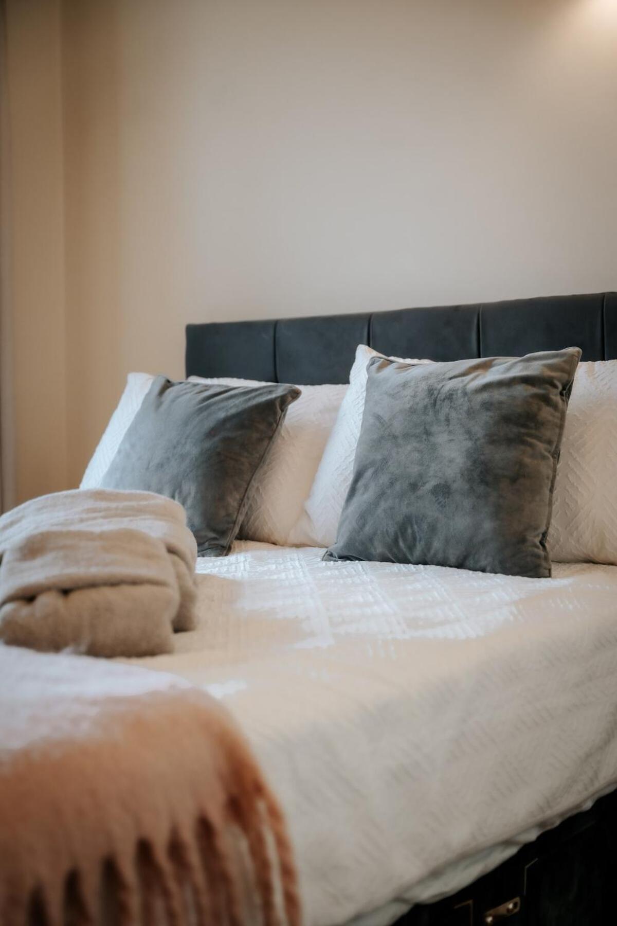 Fantastic 2bdr Free Car Parking Apartment *