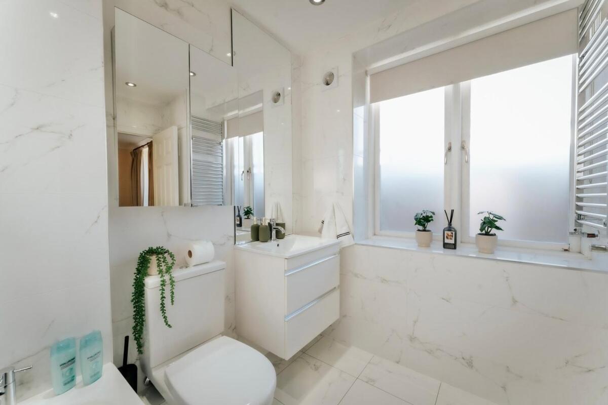 Fantastic 2bdr Free Car Parking Apartment London