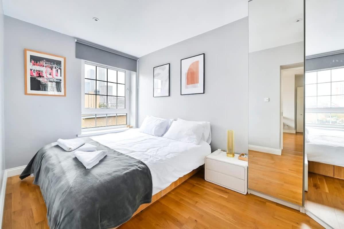Spacious 2 Bed, Canary Wharf, O2 Arena, Wifi London