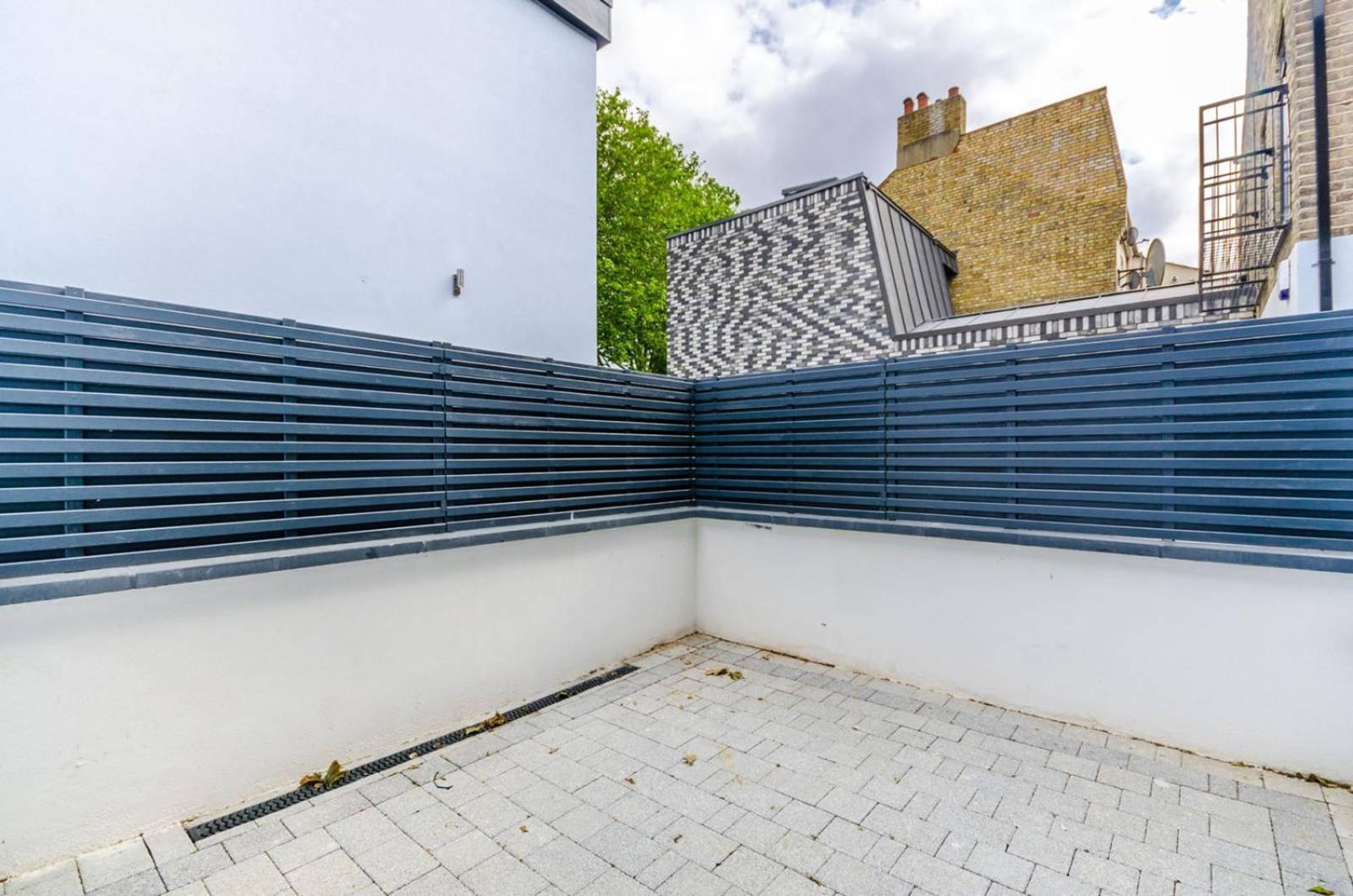 Stylish 1br 1ba Private Patio London