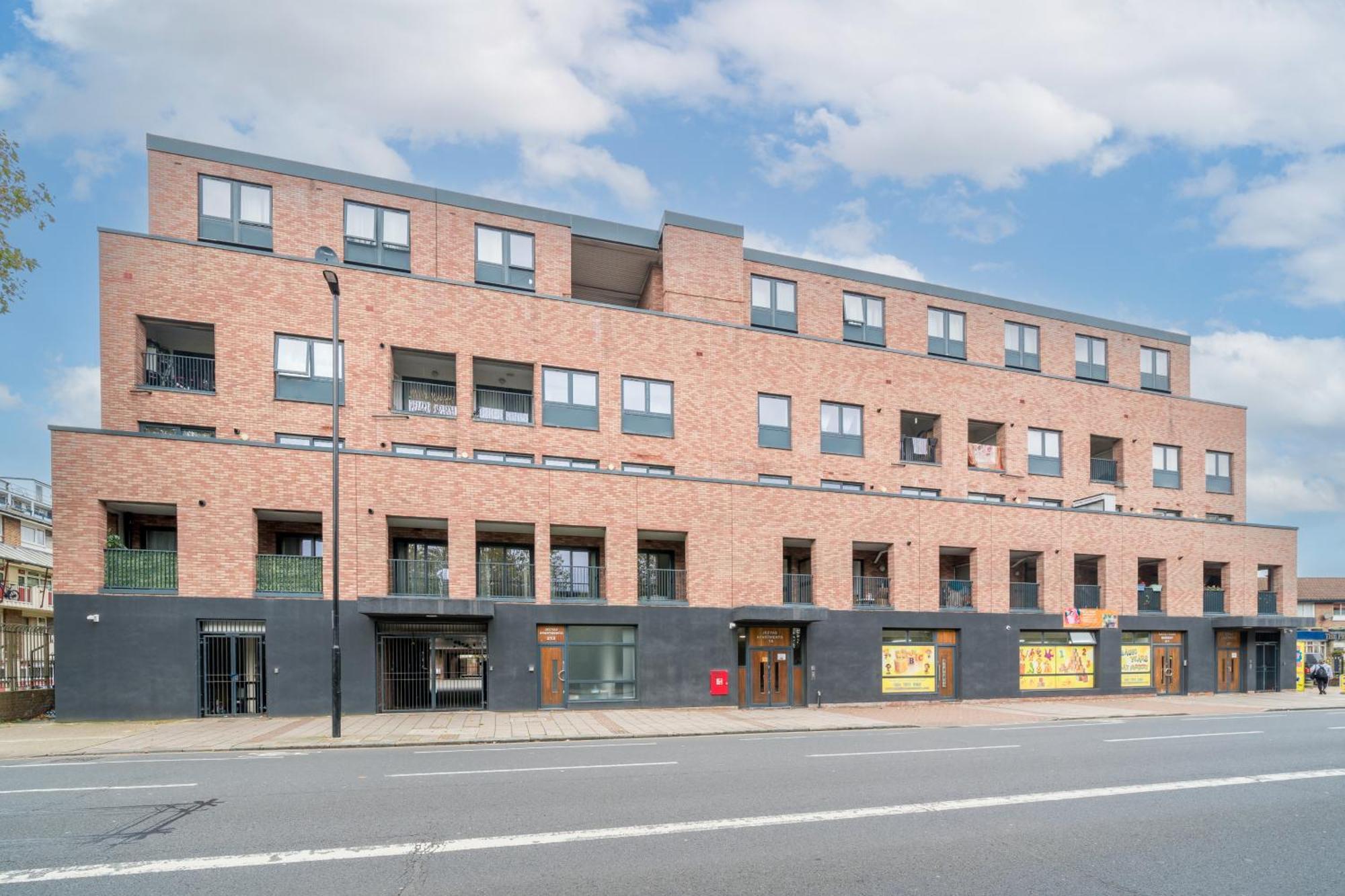 2br Near Canning Town Stn Balcony Location Appartement Londen