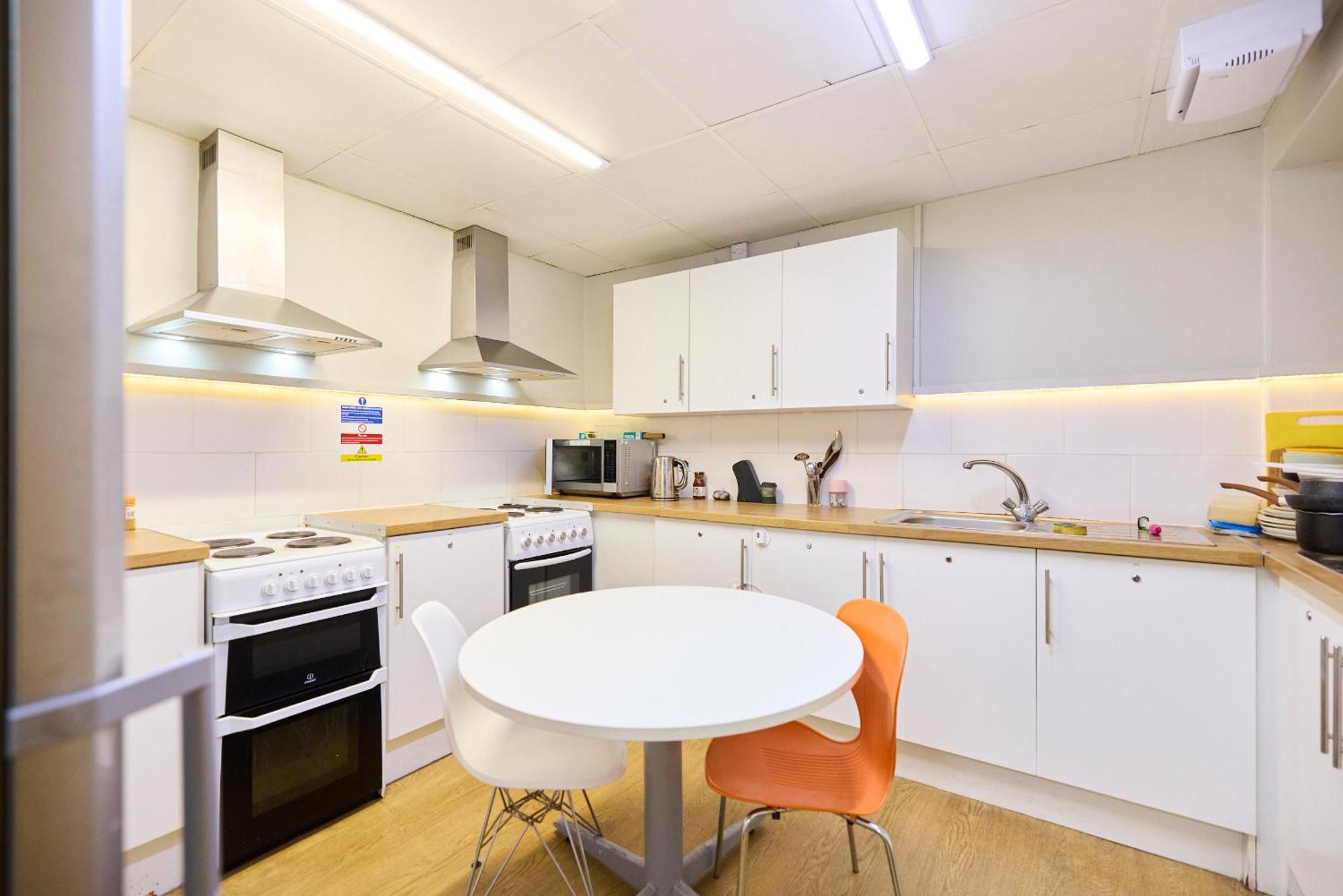 Deluxe 6 Louise House Summer Youth Hotel London
