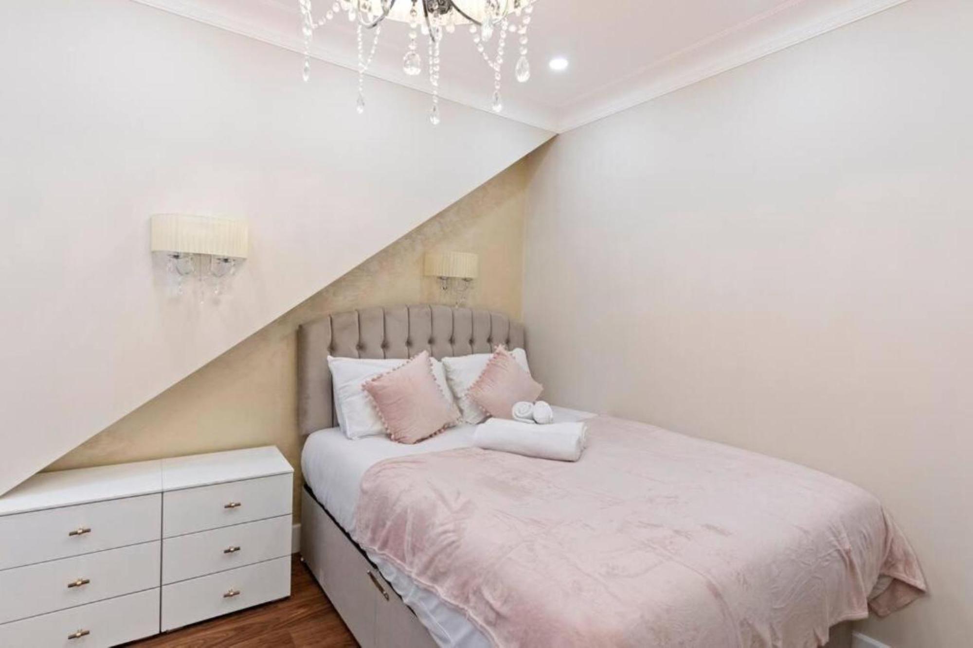 Metro Majesty 5-bedroom Gem In South Tottenham Lejlighed