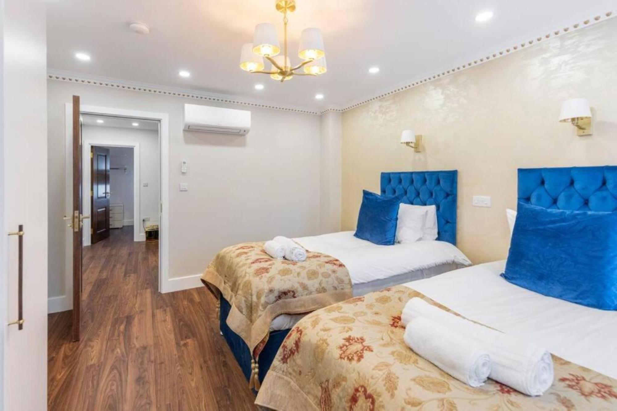 Metro Majesty 5-bedroom Gem In South Tottenham Londen